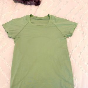 Size 4 Luluemon Swiftly shirt